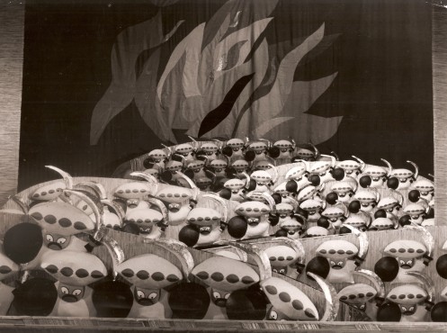 Czarno-biały kadr z hordą zmultiplikowanych lalek tatarskich żołnierzy na scenie. Ich skośnookie wąsate głowy nakrywają wielkie poduchy. Uzbrojone są w tarcze i miecze. Maleją ku górze, tworząc perspektywę obrazu. W oddali płonie ogień.