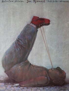 Na szarym tle brązowa, leżąca ludzka postać w czerwonych butach unosi do góry nogi. W ustach trzyma końcówki czerwonych zwisających z butów sznurowadeł. Pod spodem napis: Jan Tajemnik, Teatr Lalka.  