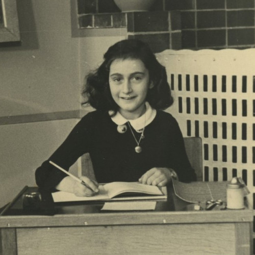 Fotografia Anne Frank w szkole.  Autor nieznany. Domena publiczna.