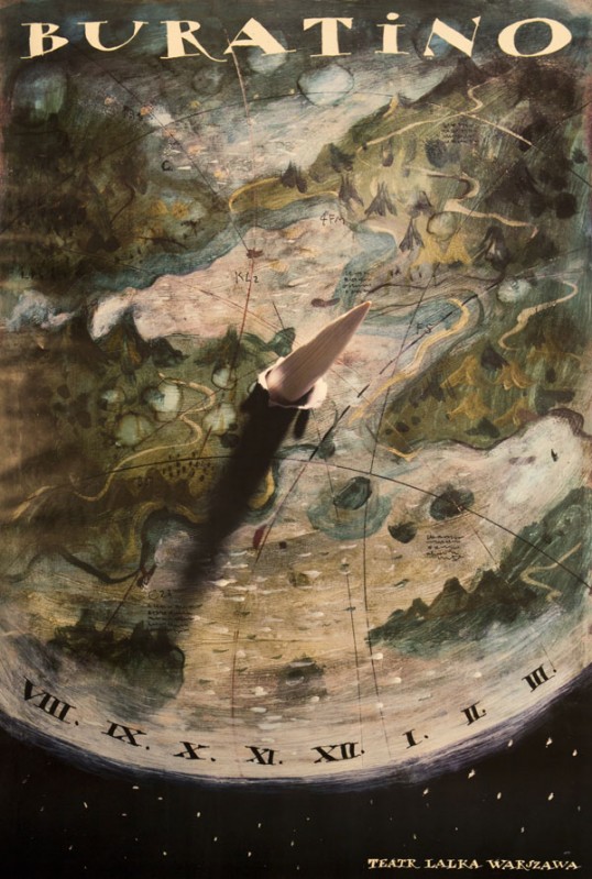 Na plakacie tarcza zegara z rzymskimi cyframi ukazuje zielono-beżową mapę świata. Wskazówką jest cień rzucony przez wystający z tarczy spiczasty nos. U góry napis: Buratino. 